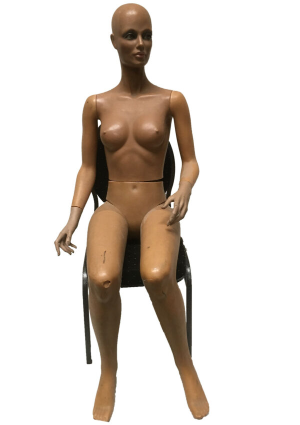 Etalagepop vrouw zittend