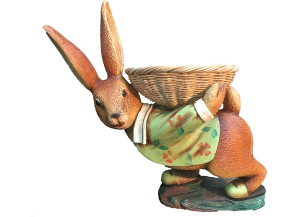 Paashaas met eiermandje op rug